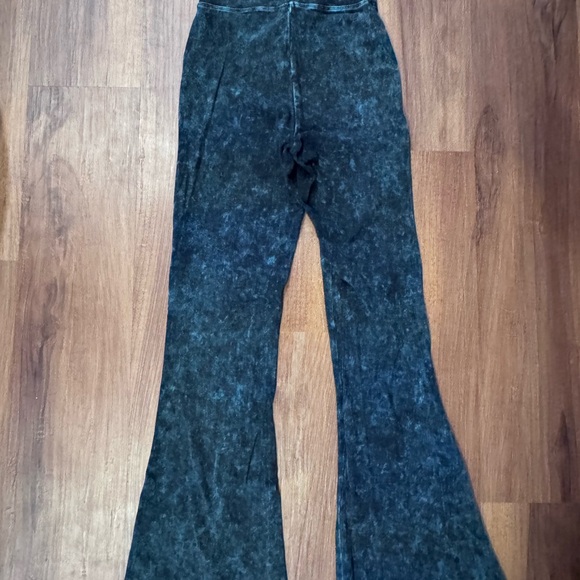 Dressed in LALA Flared Leggings - Picture 5 of 6